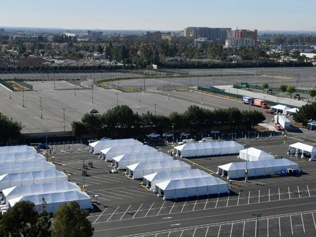 Las tiendas de vacunación fueron instaladas en el parqueadero de Toy Story. Foto: Getty Images