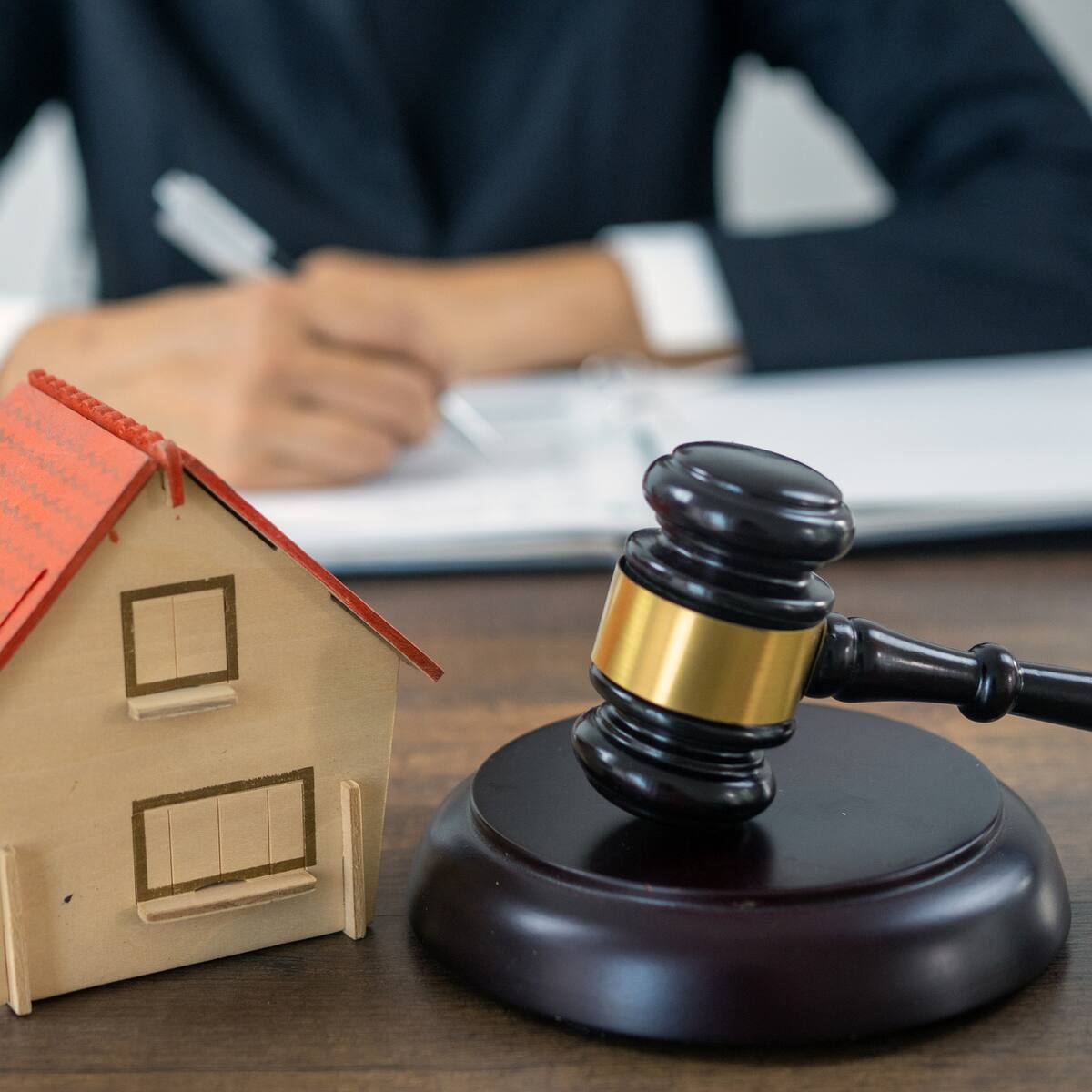 Algunas causales por las que podrían embargar una propiedad en Colombia