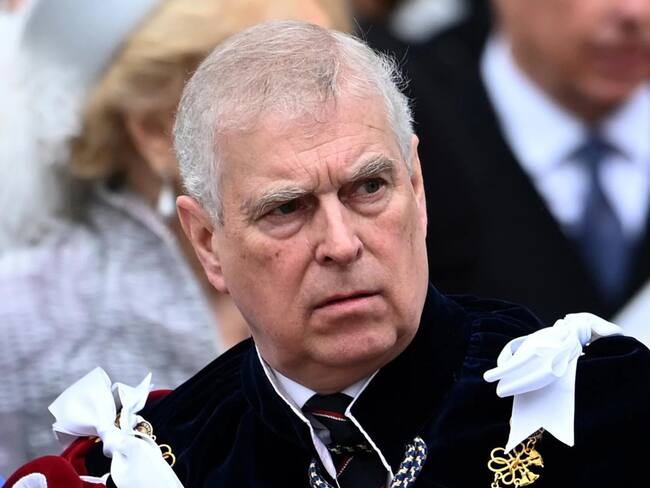 ¿Qué consecuencias tiene para el príncipe Andrés el despojo de sus títulos reales?