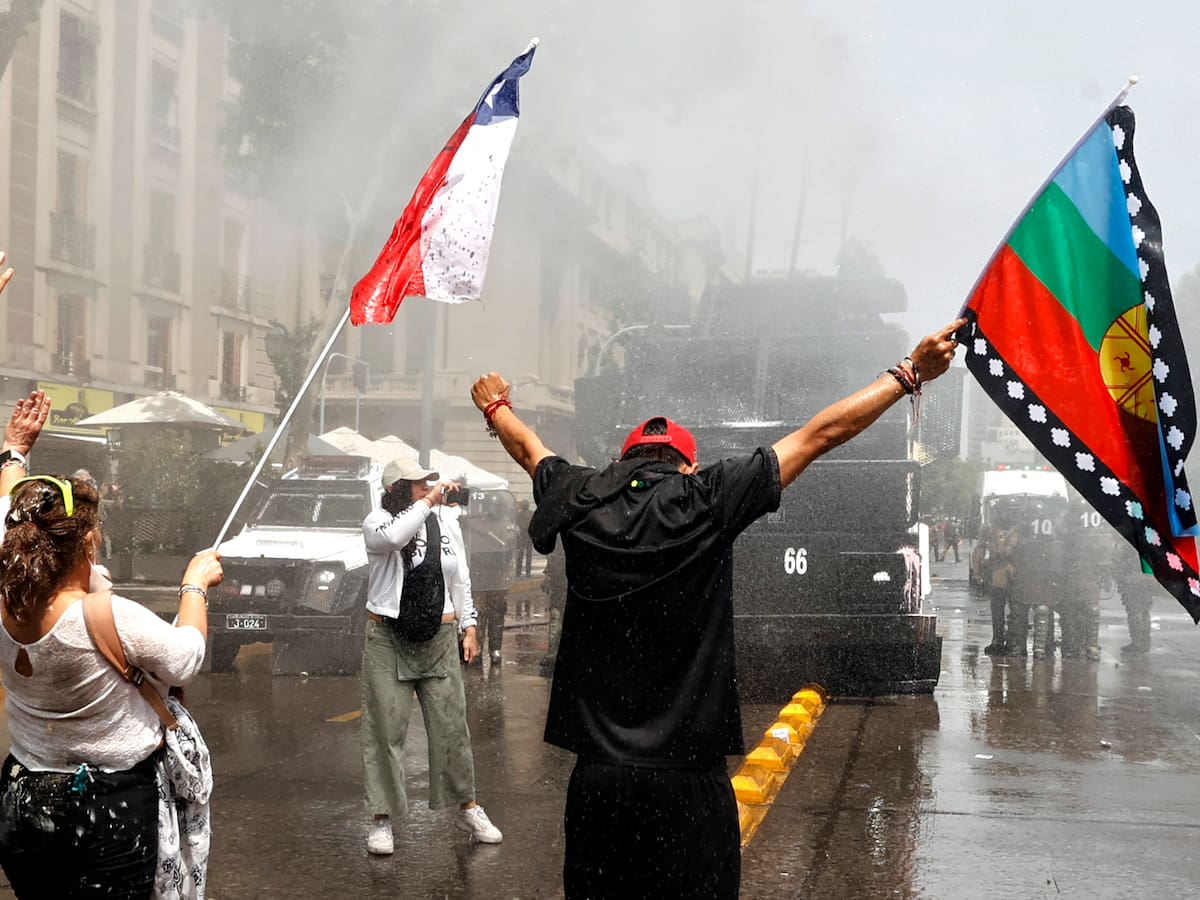 Miles marchan en Chile para conmemorar el estallido y protestar contra recortes de Kast