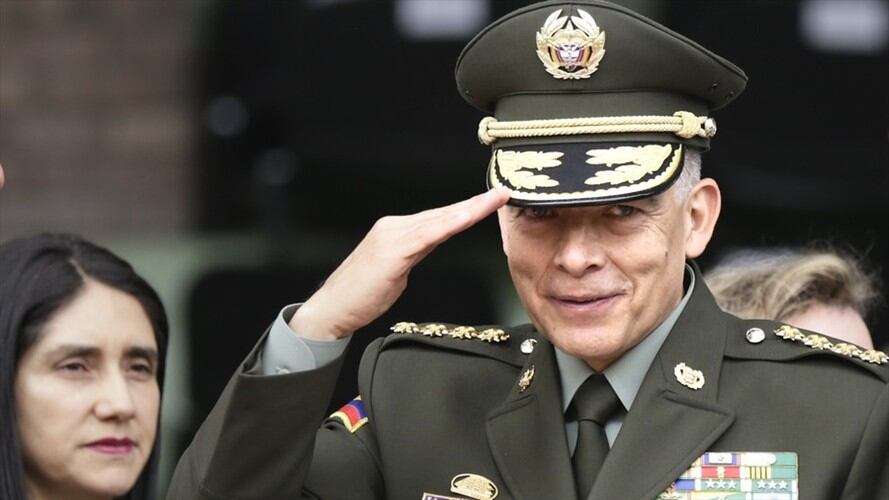 El general Oscar Atehortúa sale de la dirección de la Policía Nacional. Foto: Colprensa