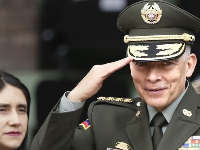 El general Oscar Atehortúa sale de la dirección de la Policía Nacional. Foto: Colprensa