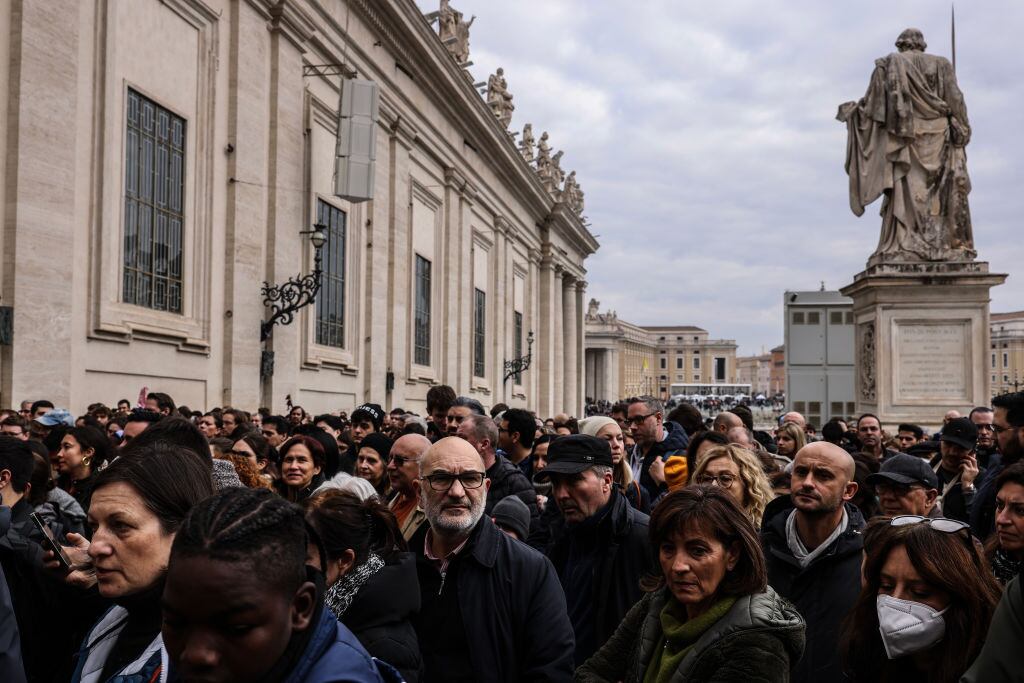 VATICAN CITY, VATICAN - JANUARY 03: Faithful queue outside St. Peter's Basilica to pay their respects to the late Pope Emeritus Benedict XVI,  (Photo by Alessandra Benedetti - Corbis/Corbis via Getty Images)