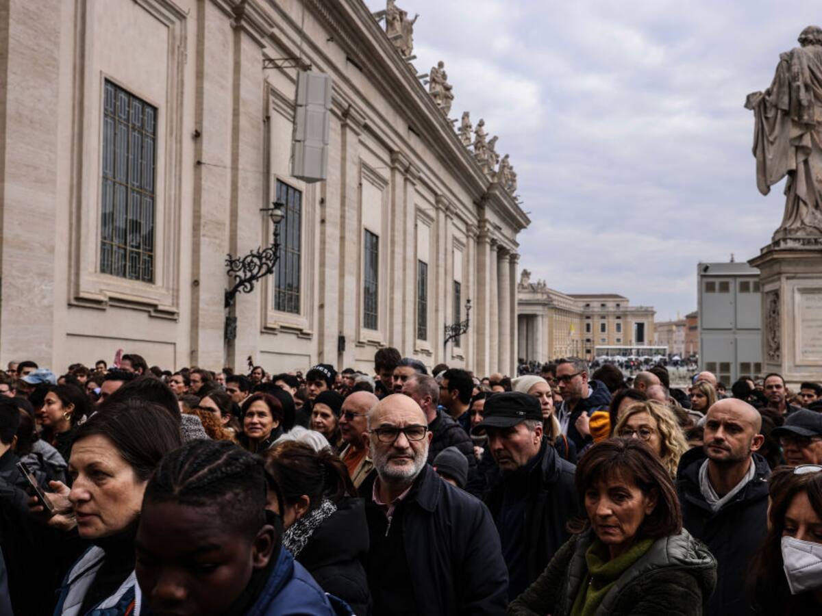 Benedicto XVI: interminables filas en el segundo día de capilla ardiente