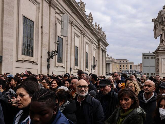 VATICAN CITY, VATICAN - JANUARY 03: Faithful queue outside St. Peter&#039;s Basilica to pay their respects to the late Pope Emeritus Benedict XVI,  (Photo by Alessandra Benedetti - Corbis/Corbis via Getty Images)