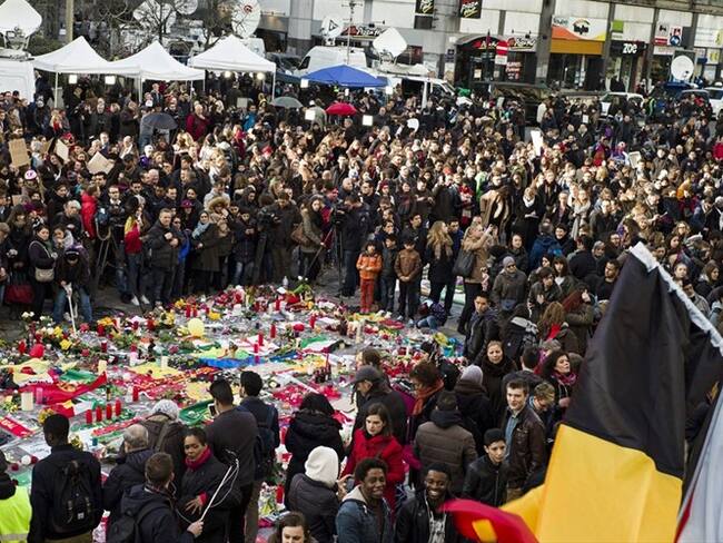 Cientos de personas se manifiestan en solidaridad con las víctimas en la Plaza de la Bolsa en Bruselas. Foto: Agencia EFE