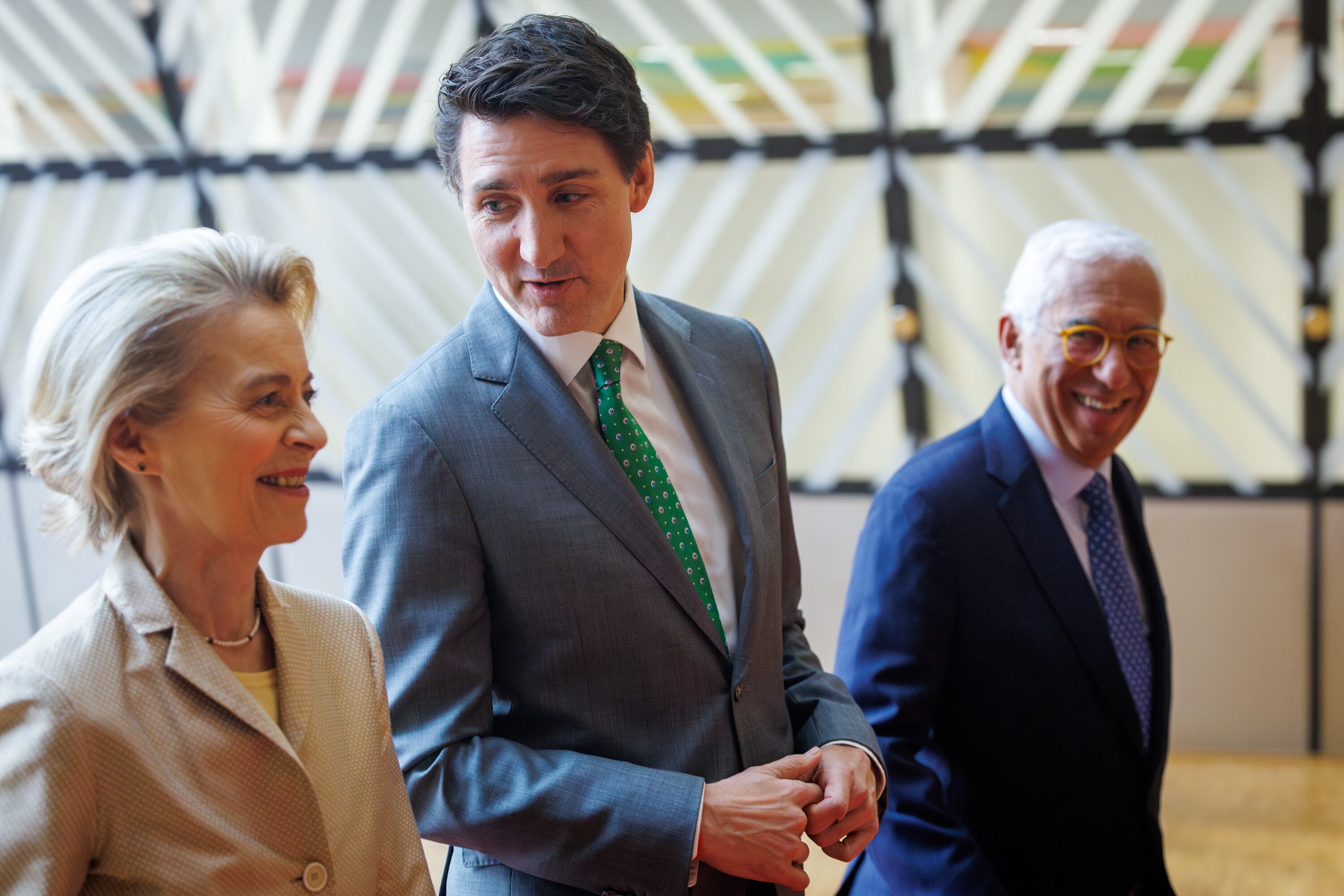 Justin Trudeau, Ursula von der Leyen y Antonio costa en Bruselas. FOTO: EFE/EPA/OLIVIER MATTHYS