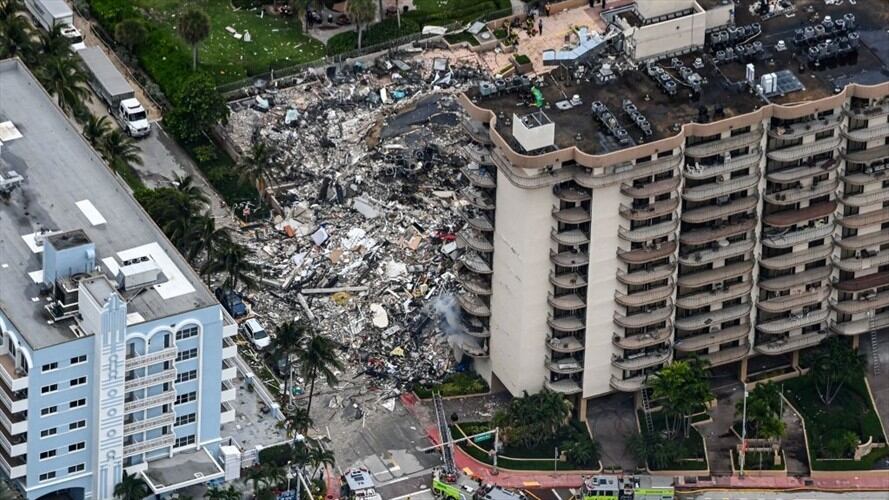Periodista se quiebra en llanto en reportaje tras colapso de edificio en Miami. Foto: Getty Images/ CHANDAN KHANNA