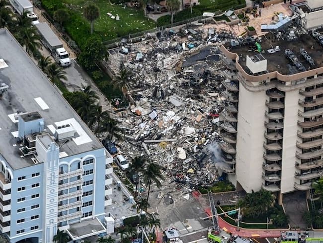 Periodista se quiebra en llanto en reportaje tras colapso de edificio en Miami. Foto: Getty Images/ CHANDAN KHANNA