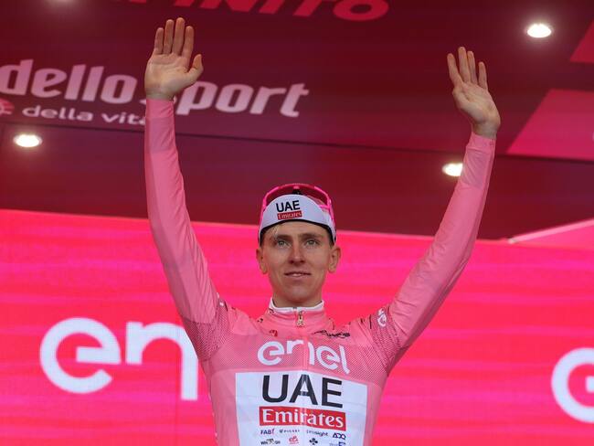Santuario Di Oropa (Italy), 05/05/2024.- Slovenian rider Tadej Pogacar of UAE Team Emirates celebrates on the podium wearing the overall leader's pink jersey after winning the second stage of the Giro d'Italia 2024, a 161km cycling race from San Francesco al Campo to Santuario di Oropa (Biella), Italy, 05 May 2024. (Ciclismo, Francia, Italia, Eslovenia) EFE/EPA/LUCA ZENNARO