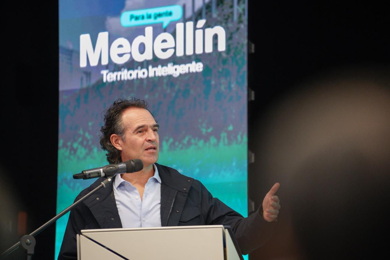 Según la alcaldía de Medellín, este año se duplicará el número de cámaras de seguridad en la ciudad en una apuesta que combina orden público e IA. | Foto: W Radio