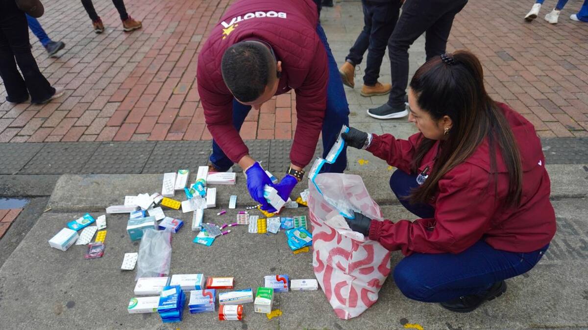 Medicamentos vencidos, licor y armas: el resultado de operativo en la Plaza España, en Bogotá