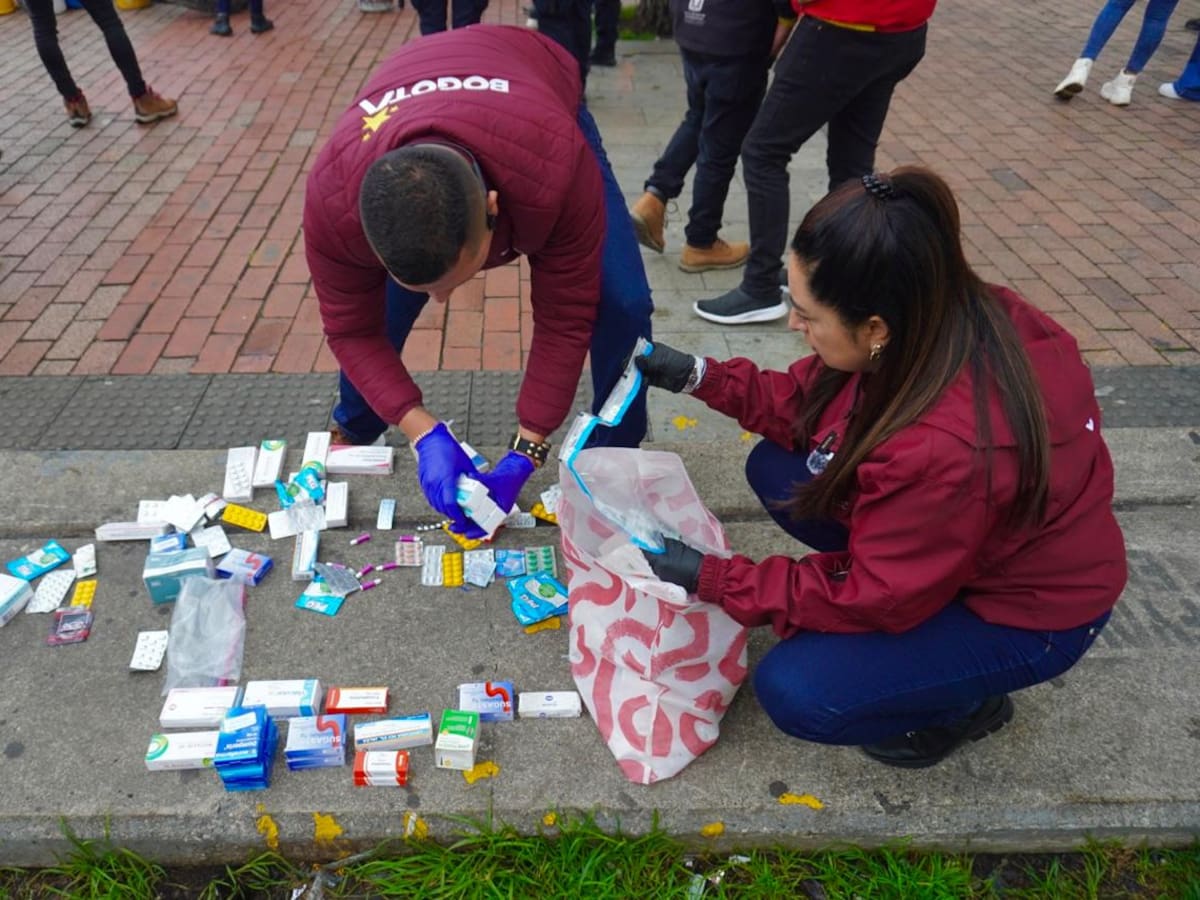 Medicamentos vencidos, licor y armas: el resultado de operativo en la Plaza España, en Bogotá
