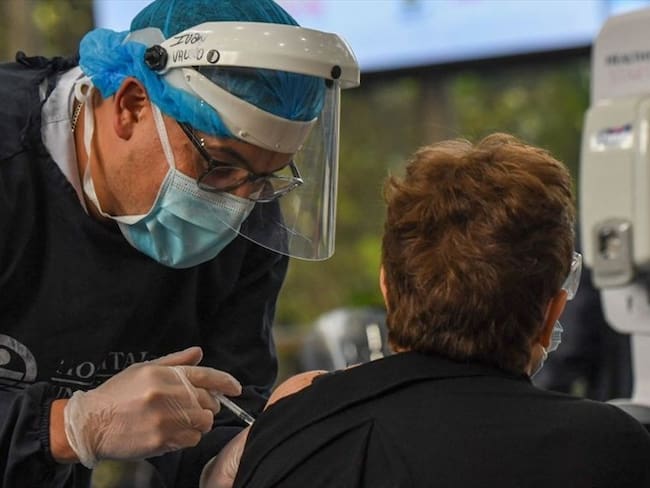 Por los medicamentos inmunosupresores que reciben los pacientes que padecen enfermedades autoinmunes, son más propensos a infectarse de COVID-19. Foto: Getty Images / JUAN BARRETO