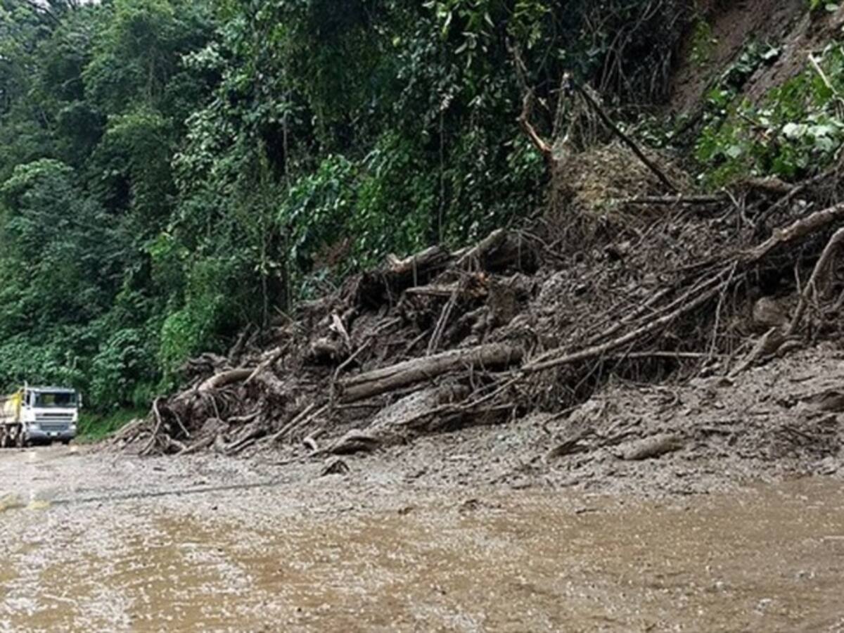 Coviandes trabaja en la remoción de escombros en la vía Bogotá - Villavicencio