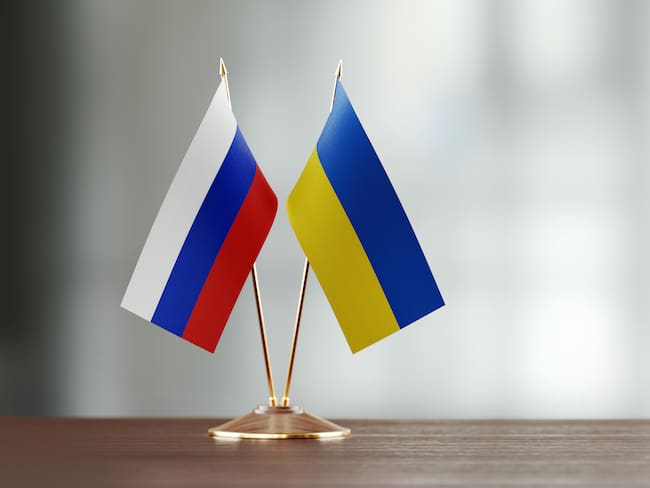 Foto de referencia de las banderas de Rusia y Ucrania. Foto: Getty Images.