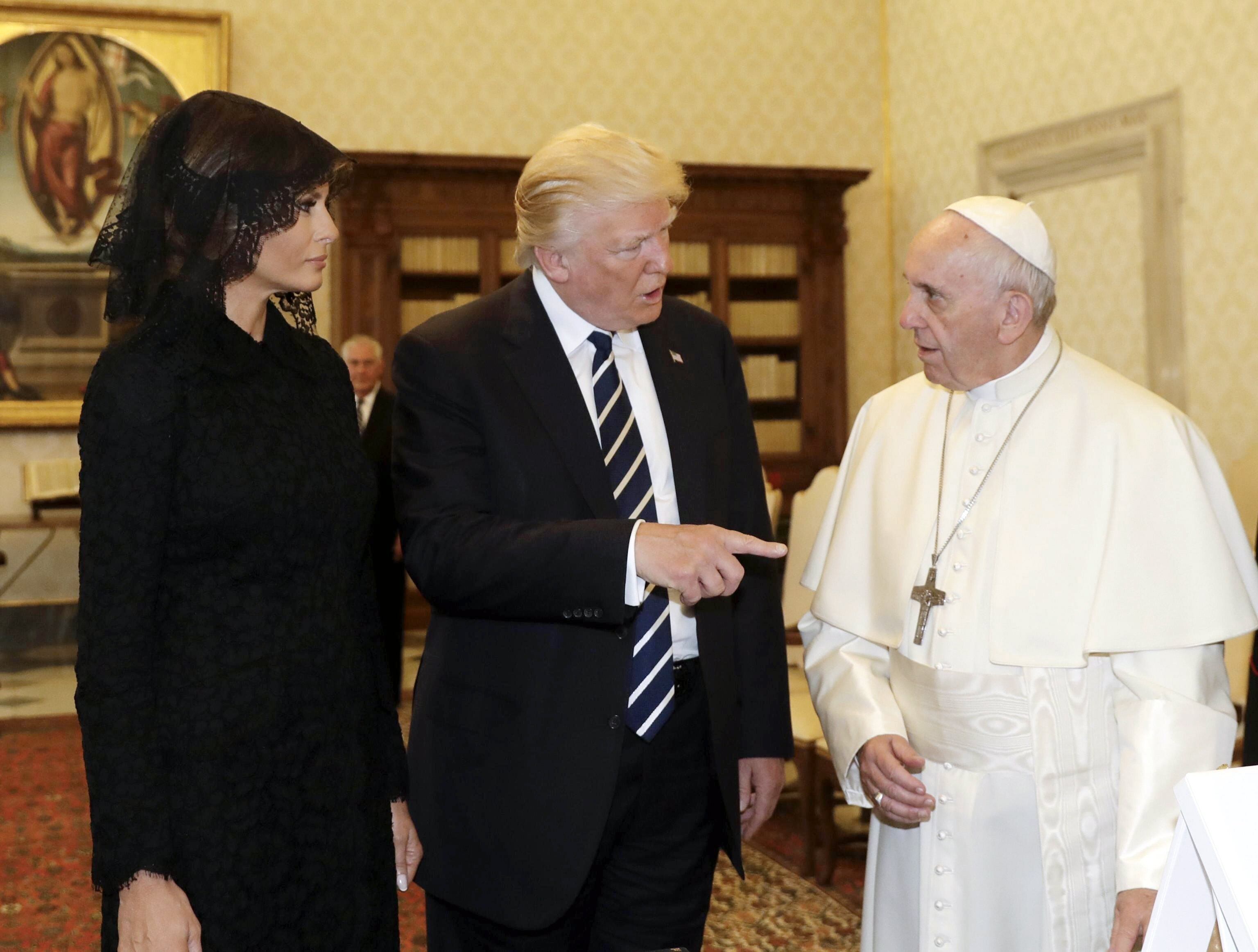 Donald Trump, y su esposa Melania Trump, en el Vaticano, junto con el papa Francisco. Foto: EFE/Alessandra Tarantino