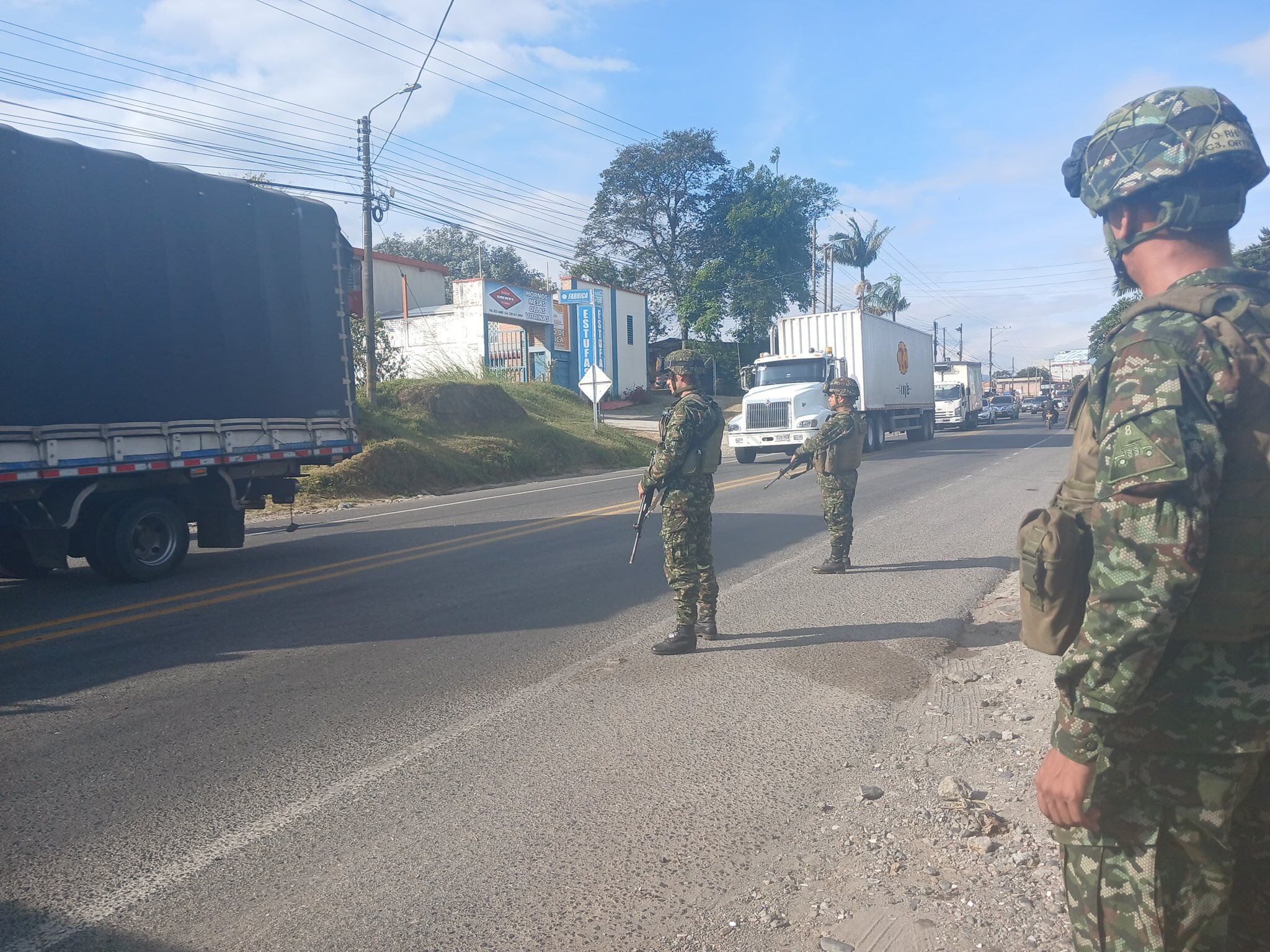 Las tropas mantienen su presencia en el territorio con el objetivo de garantizar la seguridad y la tranquilidad de los habitantes y usuarios de esta carretera internacional. Crédito: Ejército Nacional.