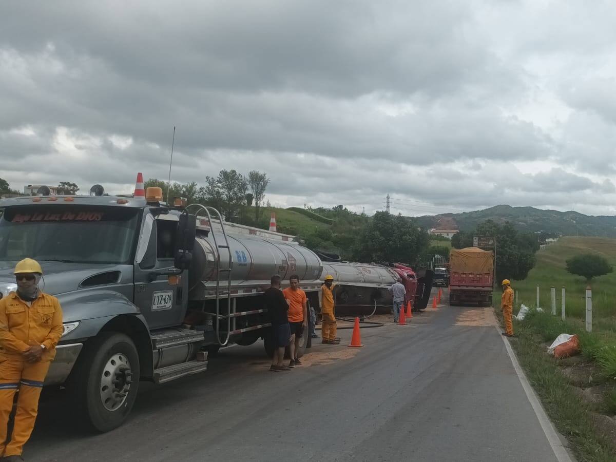 Habilitada a un carril la vía Cúcuta - Costa Caribe tras volcamiento de un camión