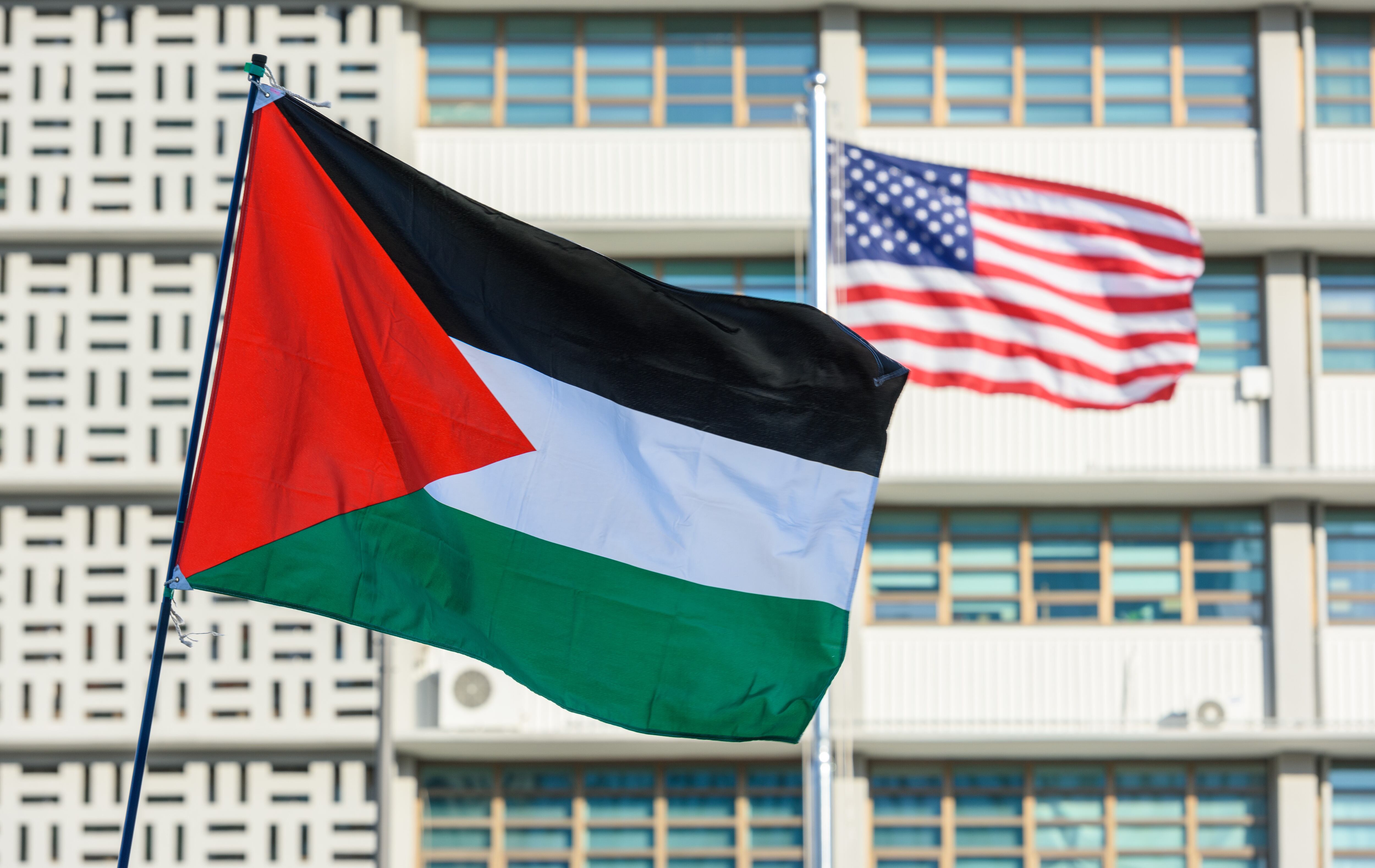 Bandera Palestina y bandera de Estados Unidos. FOTO: Kim Jae-Hwan/SOPA Images/LightRocket via Getty Images)