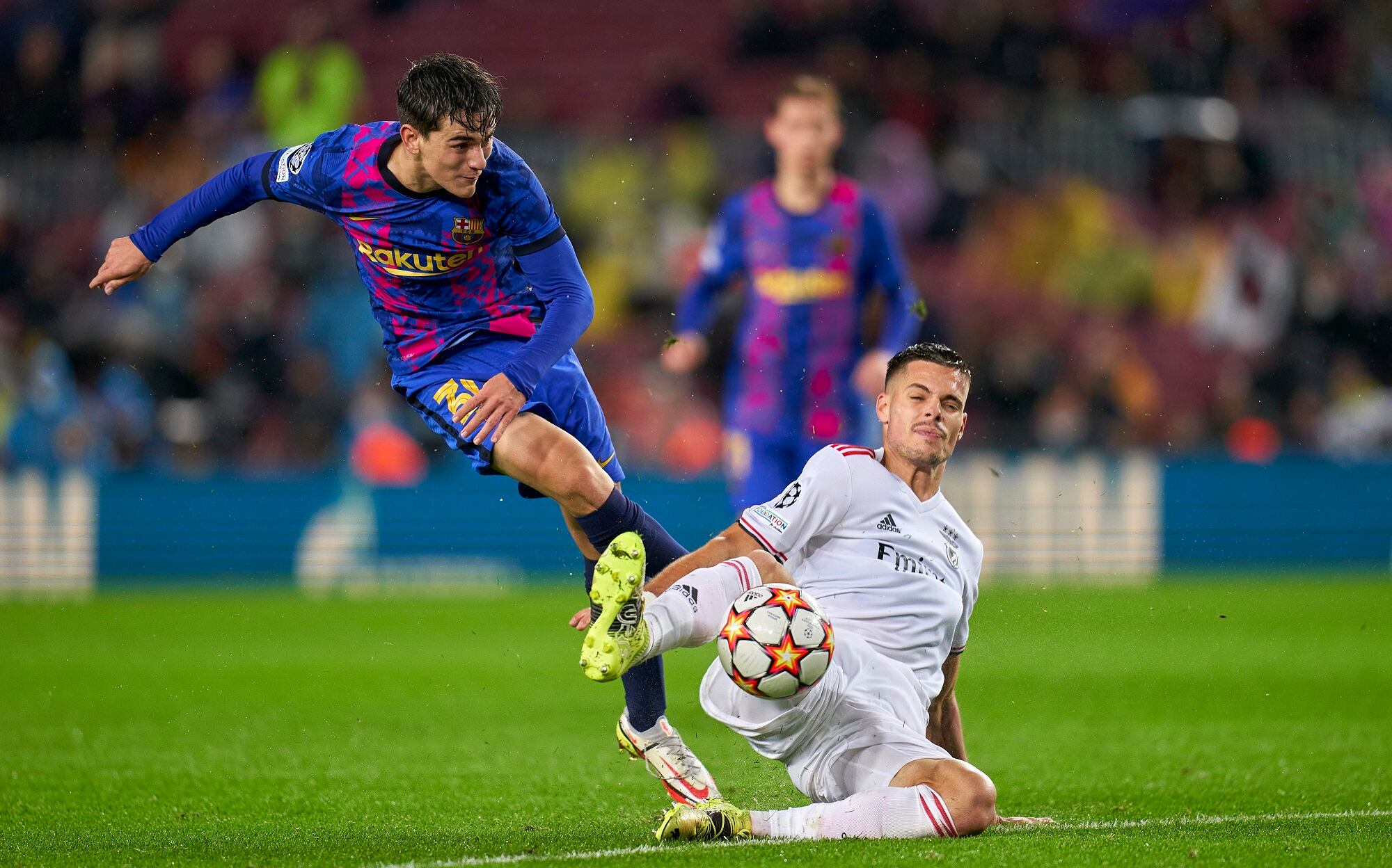 Gavi Paez y Julian Weigl compiten por el balón en el Barcelona vs. Benfica por Champions League 21/22