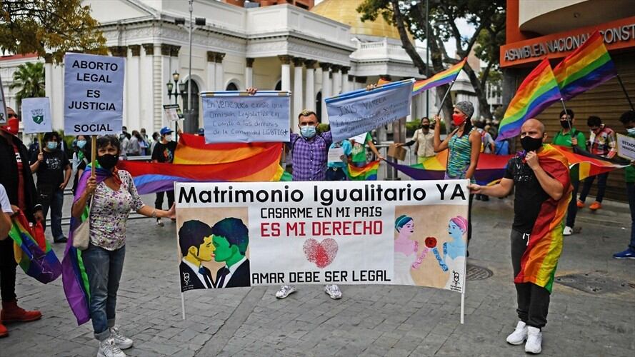 Organizaciones LGBTI presionan para que el nuevo Parlamento discuta una ley de matrimonio igualitario en 2021. Foto: Federico PARRA / AFP