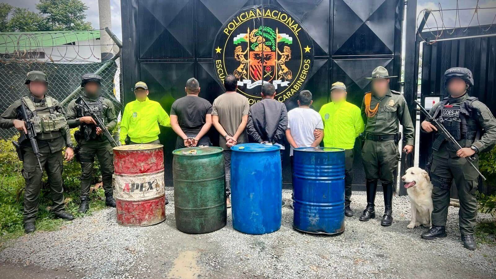 Los detenidos enfrentan cargos por destinación ilegal de combustibles. Crédito: Policía Nacional.