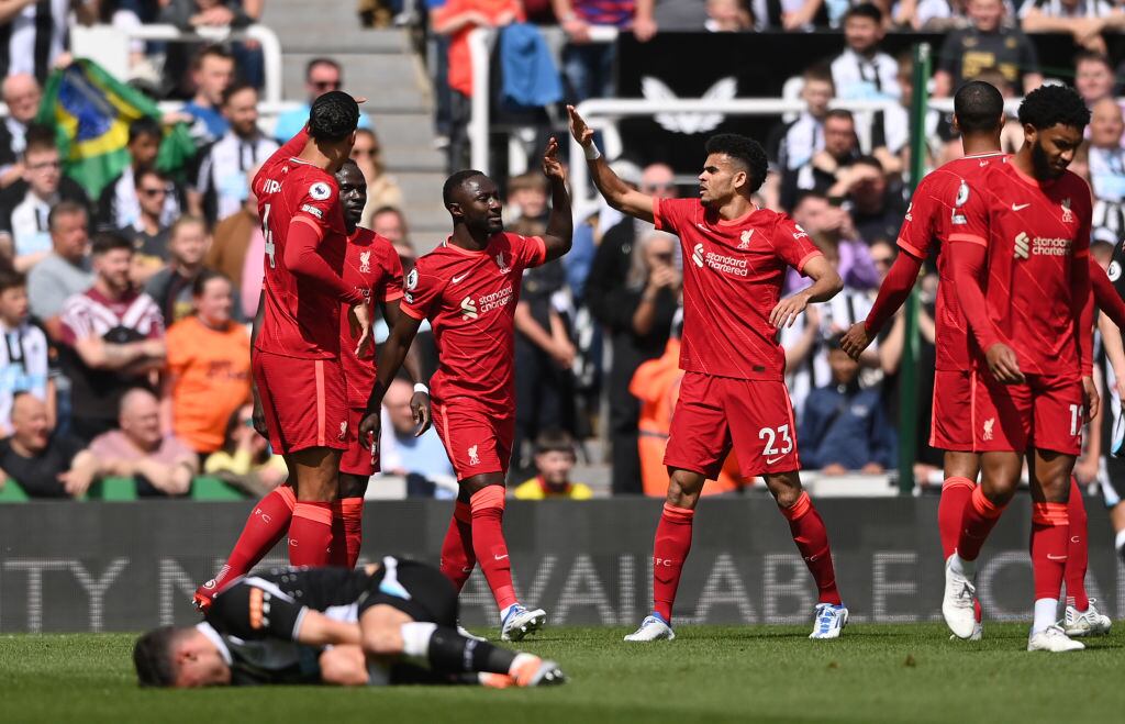 Naby Keita  celebrando con Luis Diaz del Liverpool. (Photo by Stu Forster/Getty Images)