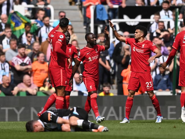 Naby Keita celebrando con Luis Diaz del Liverpool. (Photo by Stu Forster/Getty Images)