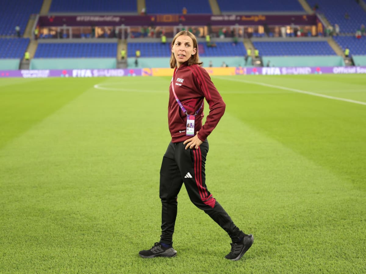 ¡Histórico! Primera árbitra en pitar un partido de un Mundial es francesa