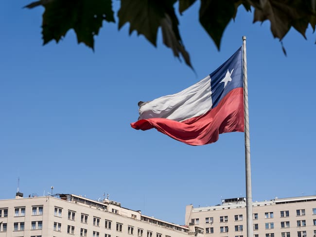 Imagen de referencia de la bandera de Chile. Foto: Mauro Grigollo /& Getty Images.