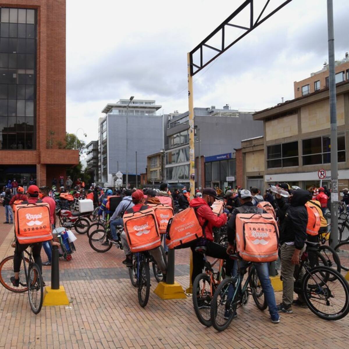 Denuncian agresión de policías a rappitendero venezolano en Bogotá