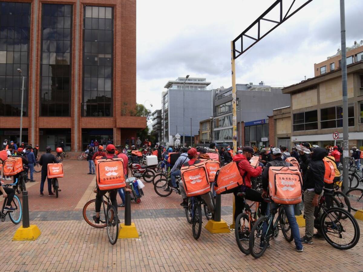 Denuncian agresión de policías a rappitendero venezolano en Bogotá