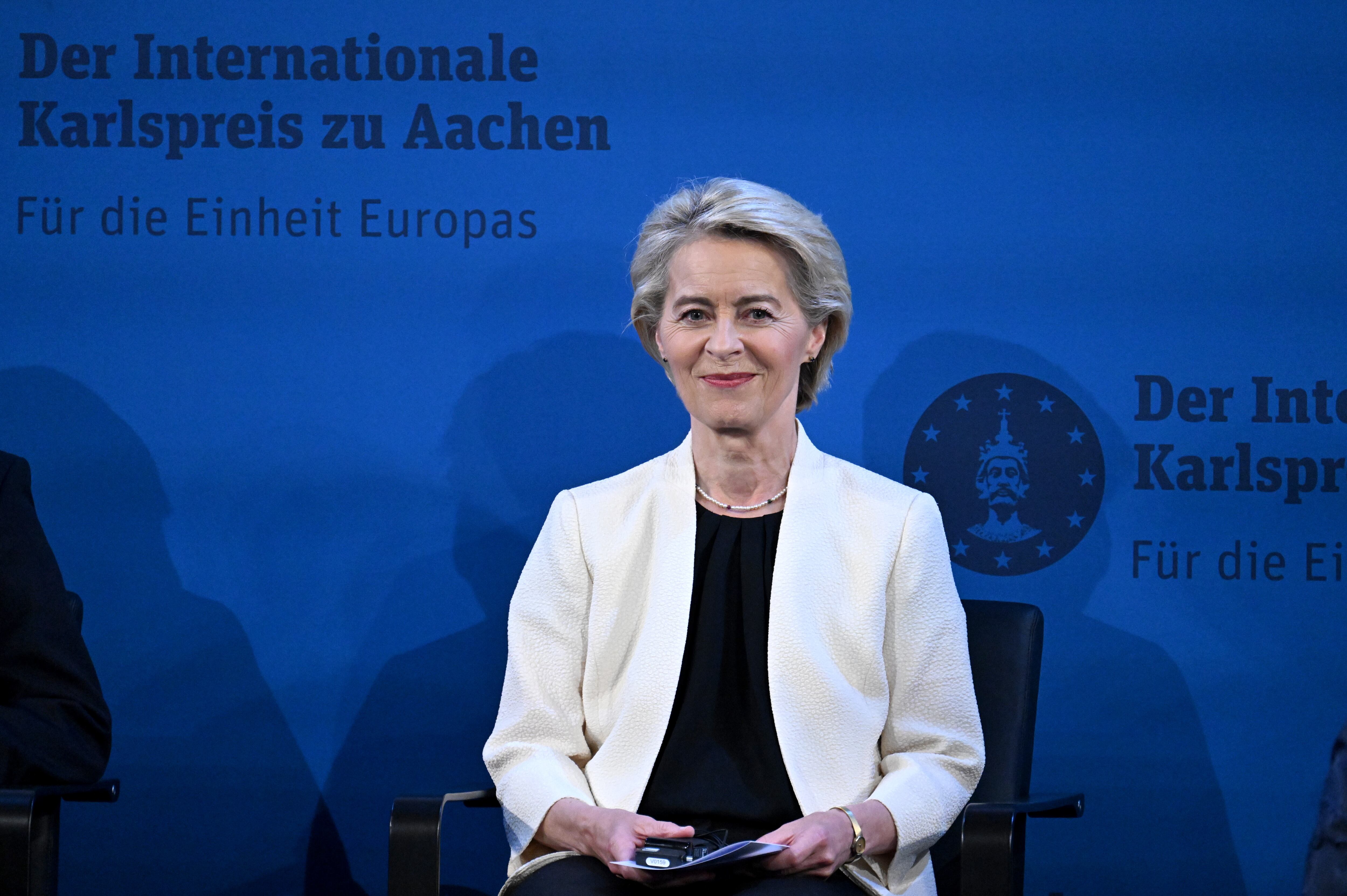 Presidenta de la Comisión Europea, Ursula Von der Leyen, durante la ceremonia de premiación del Carlomagno en Berlín. FOTO: EFE/EPA/FEDERICO GAMBARINI / POOL