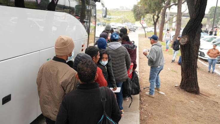 USA2859. SAN DIEGO (ESTADOS UNIDOS), 26/02/2024.- Un grupo de migrantes liberados por la Patrulla Fronteriza sube en un autobús este lunes, en San Diego, California (EE.UU.). Centenares de solicitantes de asilo quedaron a la deriva tras ser liberados este lunes por las autoridades de inmigración de EE.UU. en la frontera de California y México, porque el único albergue que los recibía y daba orientación tuvo que cerrar sus puertas por falta de recursos. EFE/ Manuel Ocaño