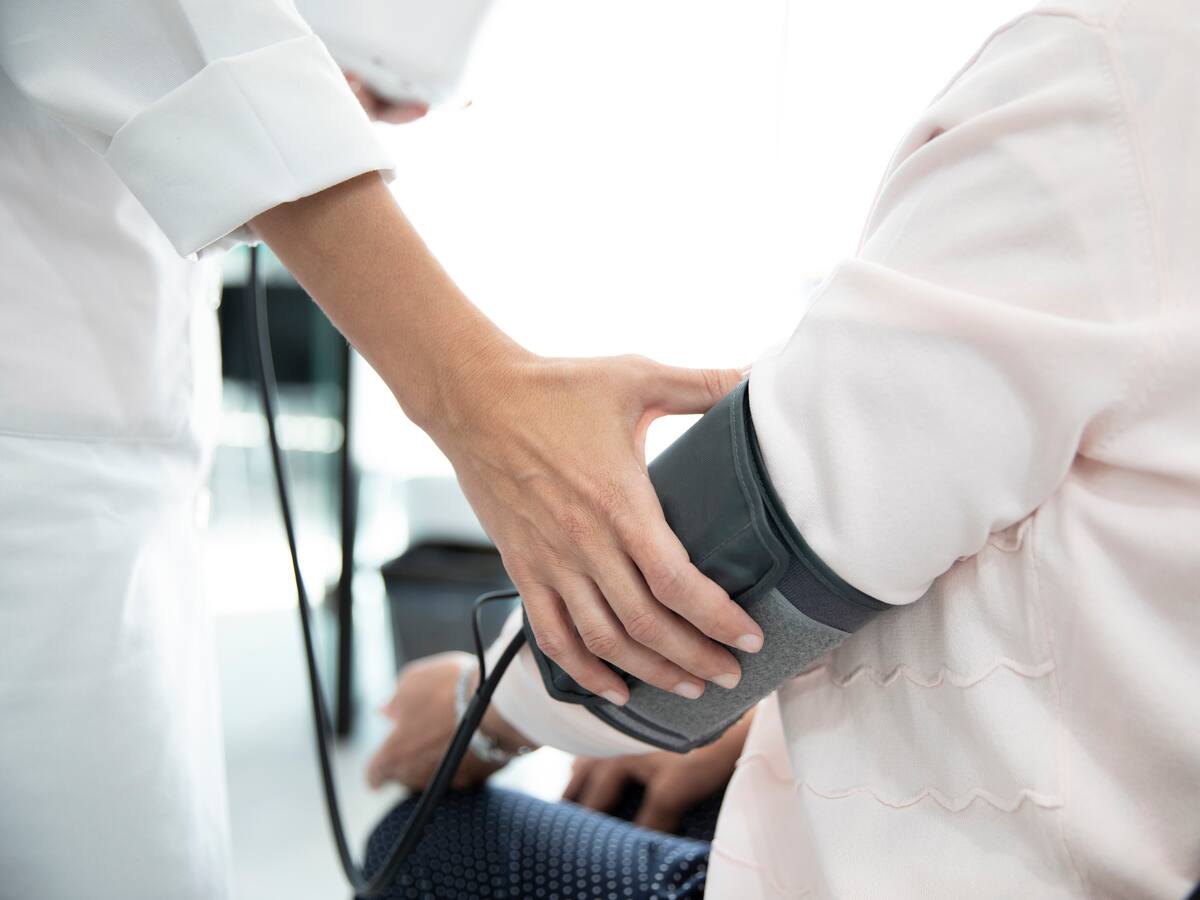 ¿Qué alimentos debería evitar si tiene hipertensión? Cardiólogo respondió