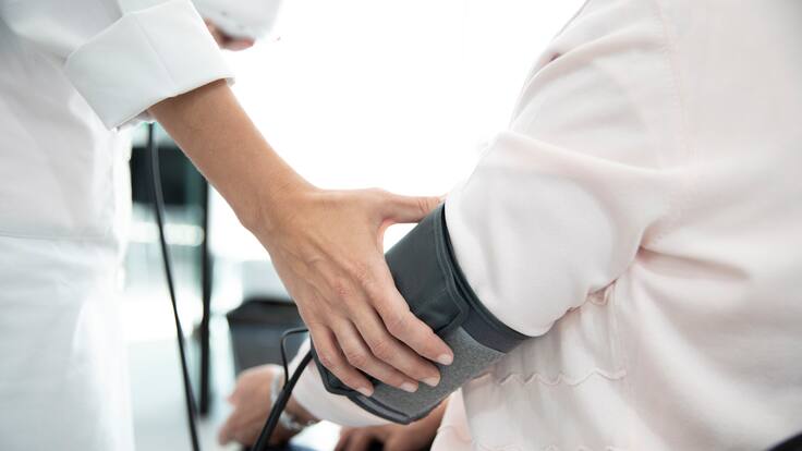 ¿Qué alimentos debe evitar si tiene hipertensión? Cardiólogo respondió