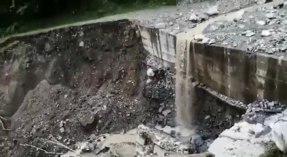 Derrumbes mantienen incomunicadas a decenas de familias del municipio de Ginebra, Valle. Foto: Alcaldía