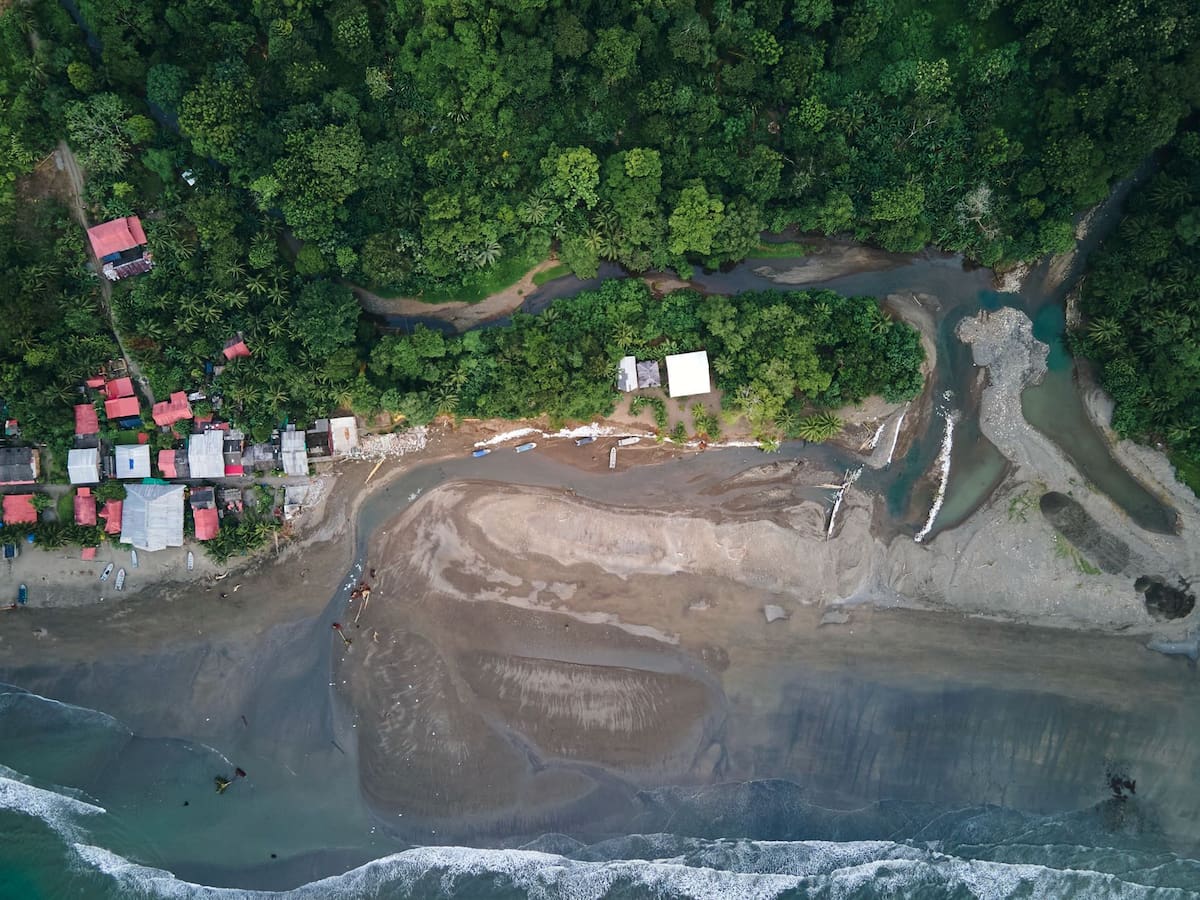 Efectos de la erosión costera están afectando a las comunidades del Pacífico y el Caribe colombiano