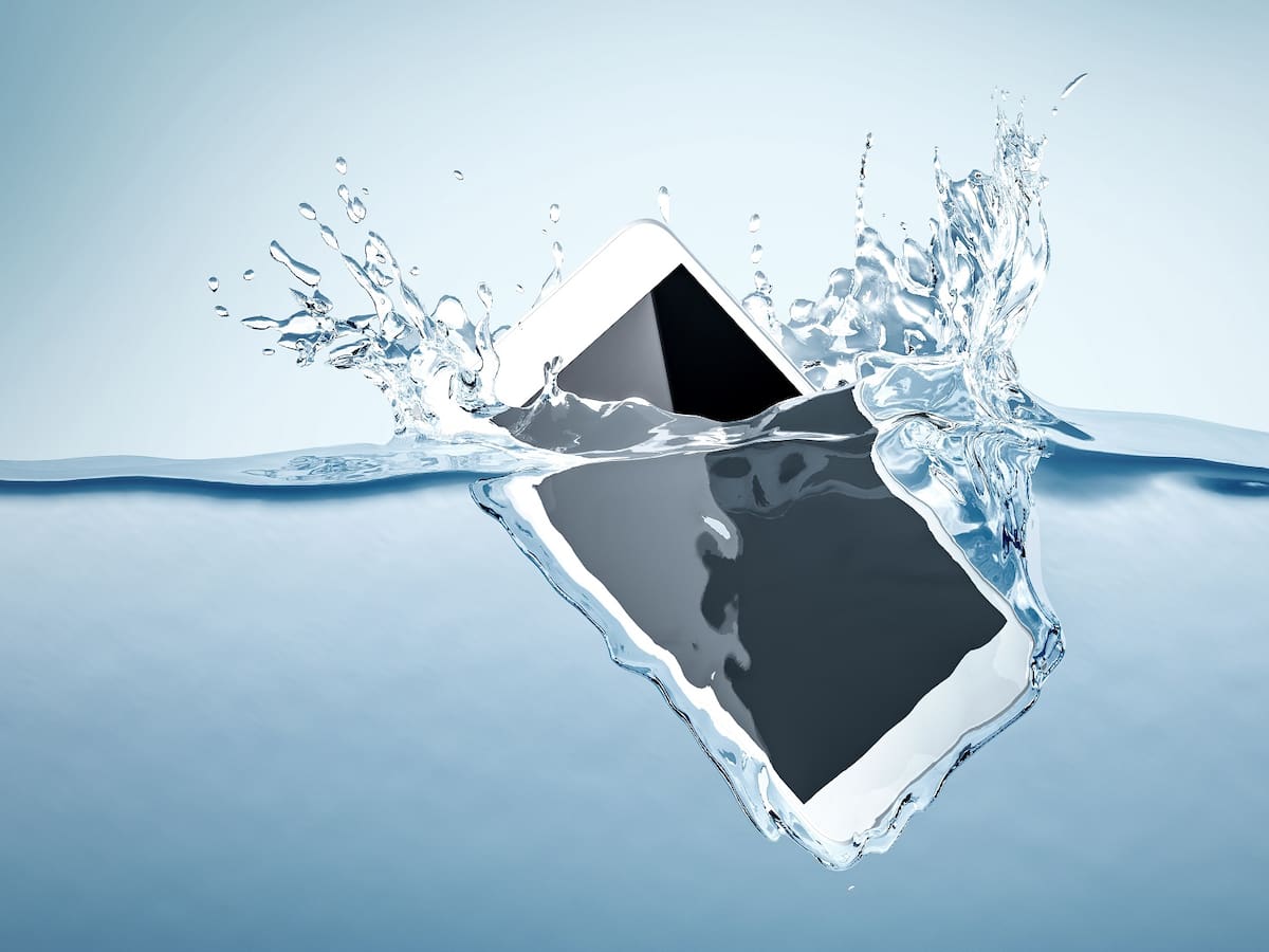 Esto es lo que no debe hacer si su celular cae al agua: consejos útiles