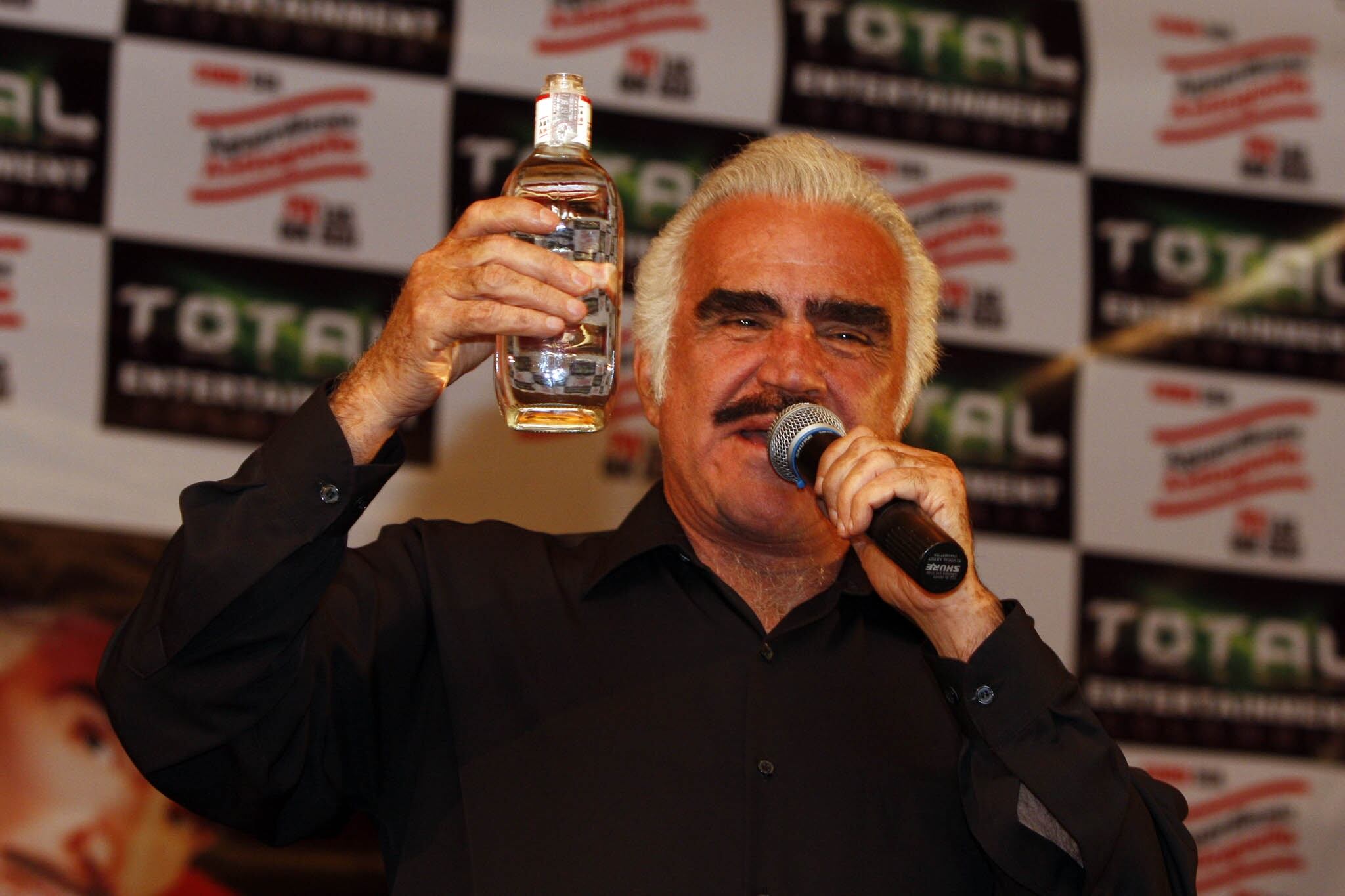 FOTO # 11 (HORIZONTAL) FO3011BOGOTA, 18-FEB-2009 (COLPRENSA-LUIS EDUARDO NORIEGA).- VICENTE FERNANDEZ CANTO JUNTO A UN ARTISTA COLOMBIANO INVIDENTE.
 
