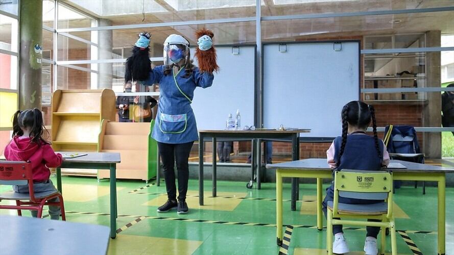 Primera jornada de reapertura gradual de los colegios públicos en Bogotá . Foto: Colprensa