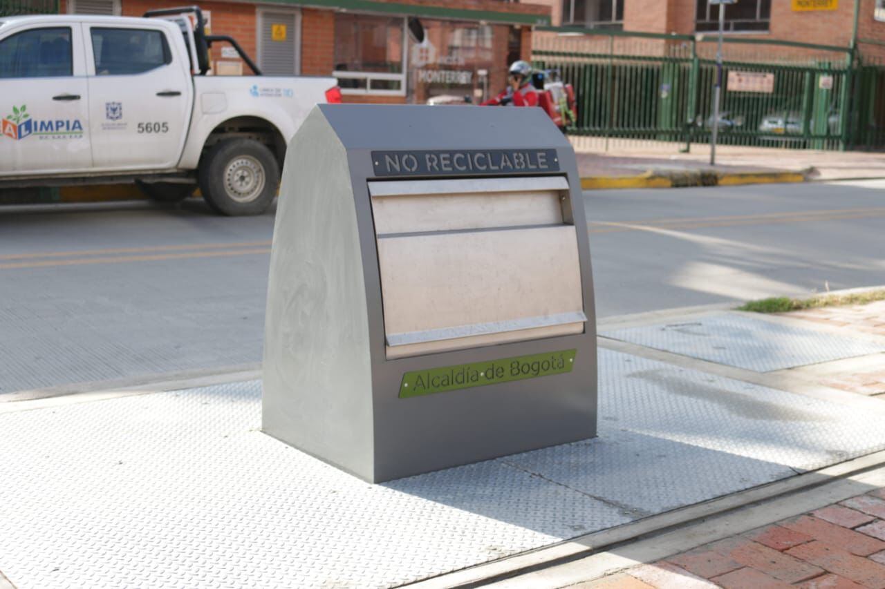 Instalación de contenedores soterrados en diferentes puntos de Bogotá. Foto: Cortesía UAESP