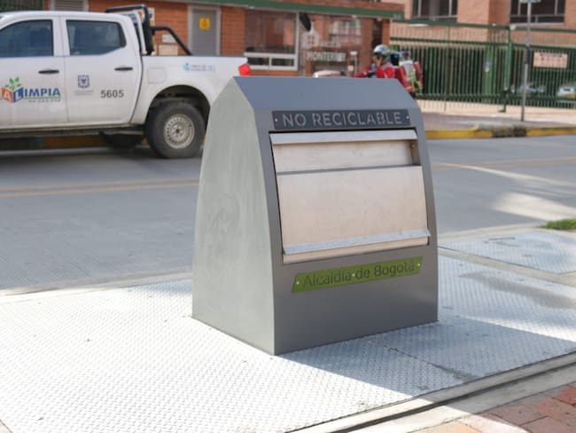Instalación de contenedores soterrados en diferentes puntos de Bogotá. Foto: Cortesía UAESP