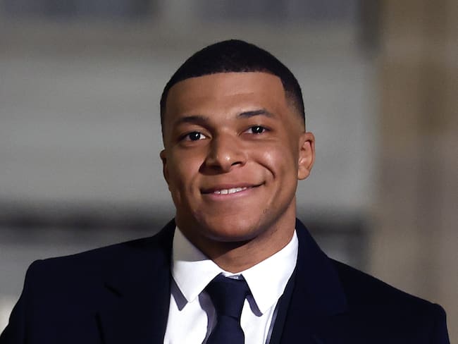 Paris (France), 27/02/2024.- Paris Saint Germain's soccer player Kylian Mbappe arrives at the Elysee Palace for an official dinner on the sidelines of the state visit of Qatari Emir Sheikh Tamim bin Hamad Al-Thani in Paris, France, 27 February 2024. (Francia, Catar) EFE/EPA/YOAN VALAT
