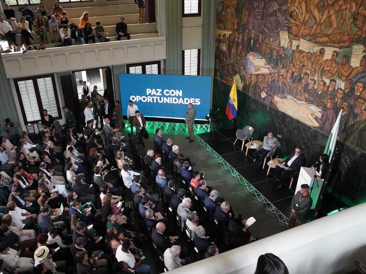 El diálogo está abierto: Petro en encuentro con empresarios del GEA