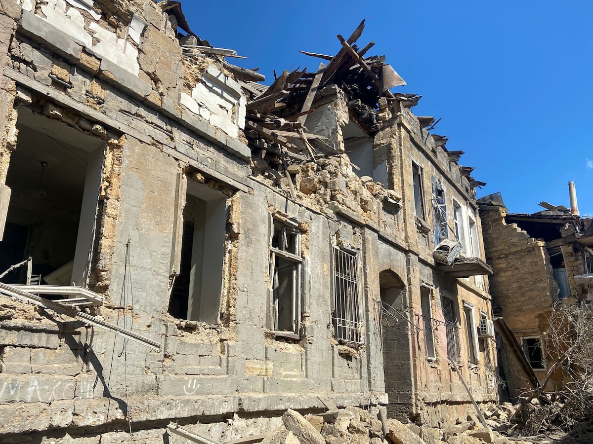 Ataques rusos dejan cuatro personas muertas en Jerson, Ucrania