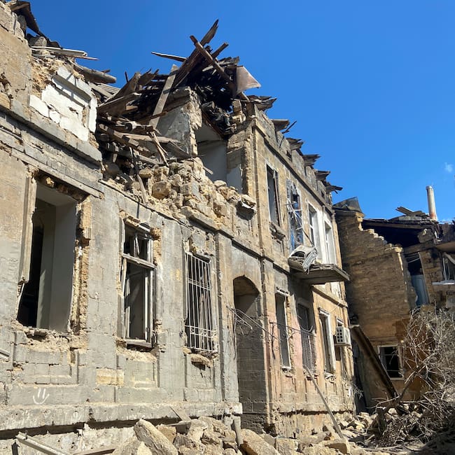 Odesa (Ukraine), 17/06/2025.- Damage at the site of an airstrike on a residential building in Odesa, southwestern Ukraine, 17 June 2025, amid the Russian invasion. At least 14 people were killed and 60 others injured after Russian forces launched a large-scale combined attack with at least 32 missiles and nearly 440 drones across Ukraine overnight, the State Emergency Service (SES) of Ukraine reported. (Rusia, Ucrania) EFE/EPA/IGOR TKACHENKO