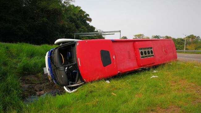 En el bus viajan solo nueve pasajeros, el conductor y el auxiliar. Foto: Bomberos Boyacá