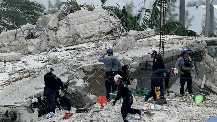 Búsqueda de sobrevivientes tras derrumbe de edificio en Florida. Foto: Joe Raedle/Getty Images